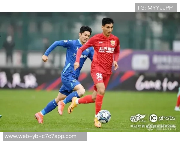 上海市足协热烈祝贺海港队在上海足球史上创造辉煌成就的壮丽篇章