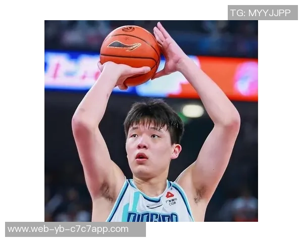 杨瀚森G联盟比赛三分球失误尴尬投篮竟然击中篮板侧沿引发笑声